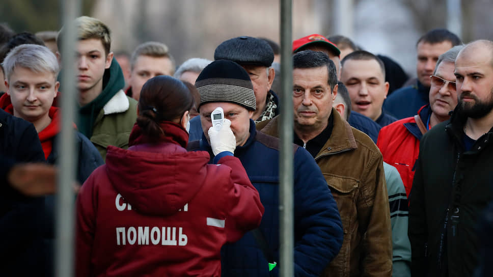 Александр Лукашенко ведет полемику с вирусом, но на всякий случай просит Россию о помощи 