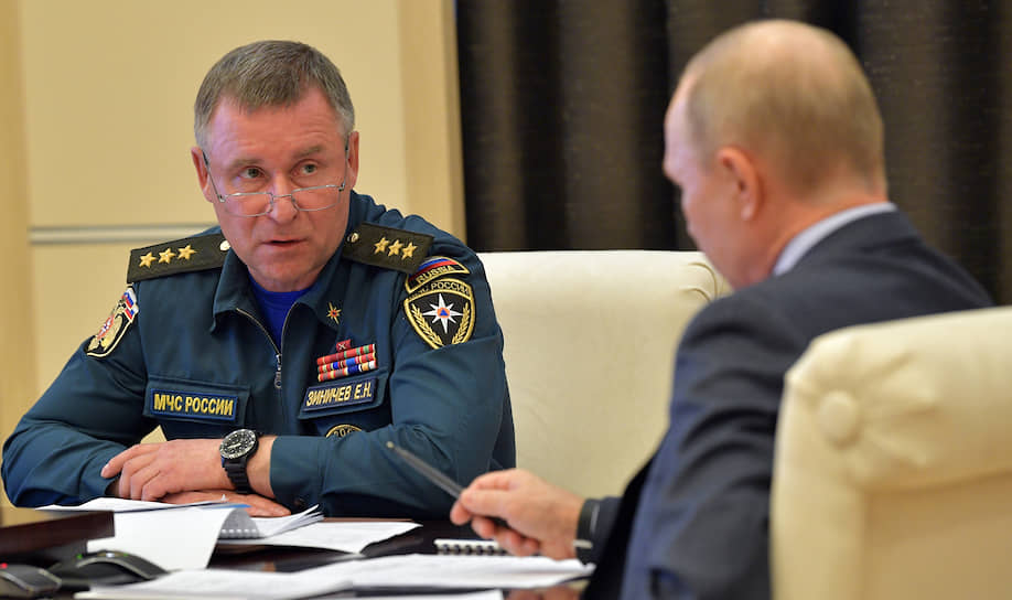 Глава МЧС оказался в опасной близости от президента