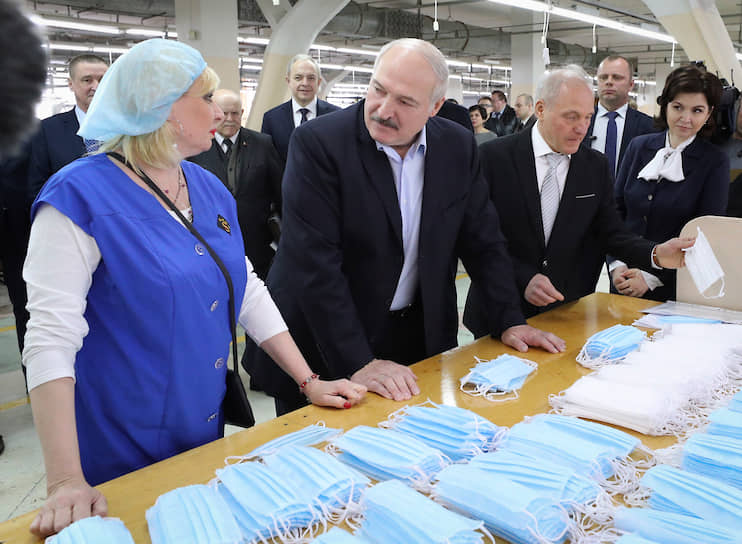 Александр Лукашенко (на фото: посещает фабрику в Бобруйске) утверждает, что Белоруссия готова эффективно противостоять эпидемии 