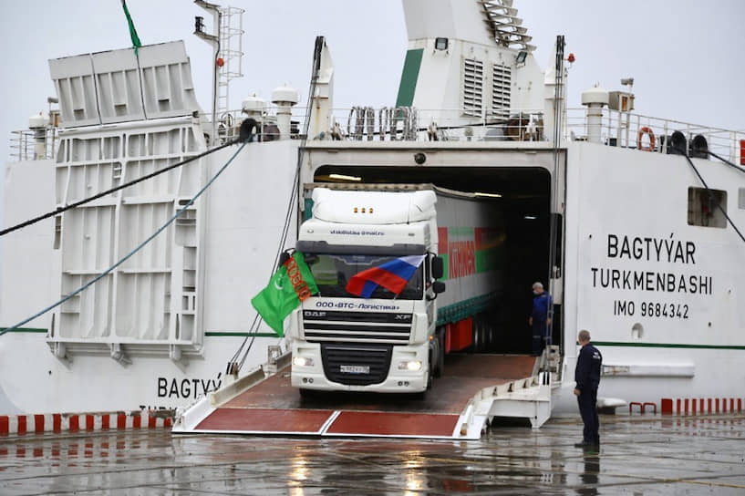 Безвозмездную помощь России оказала Туркмения. Оттуда пришел груз весом 1 тыс. тонн, в том числе текстильная продукция, строительные материалы, продовольствие