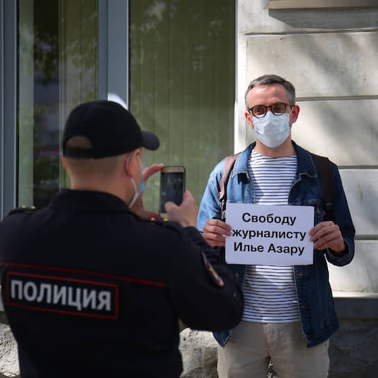 Шеф-редактор портала Znak.com Дмитрий Колезев на одиночном пикете в Екатеринбурге  