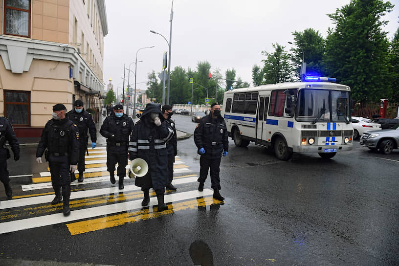 Сотрудники полиции во время пикетов в Москве 