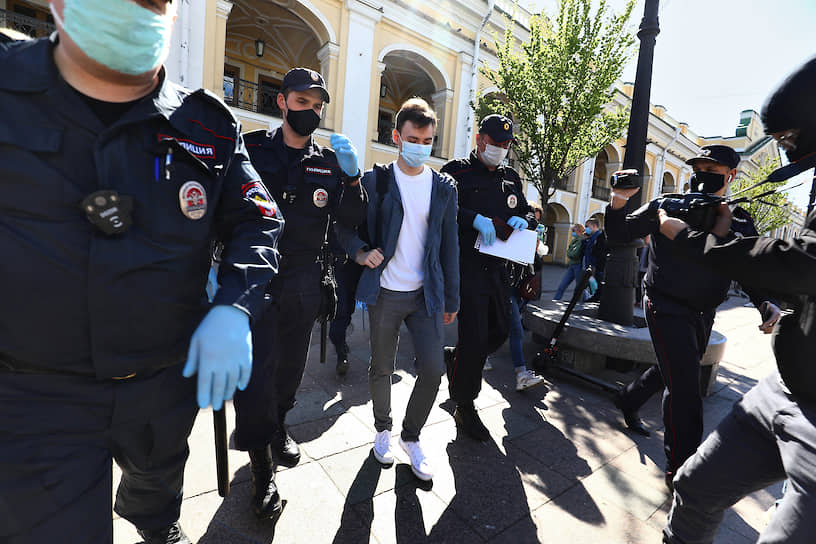 Задержание участника одиночного пикета в Санкт-Петербурге 