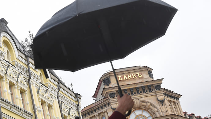 Клиенты взяли с банков комиссии