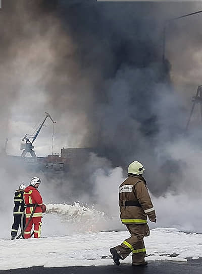 Одно из главных предложений ликвидаторов — сжечь все нефтепродукты, которые разлились. И все будет гореть так же, как легковая машина на дороге к ТЭЦ-3 