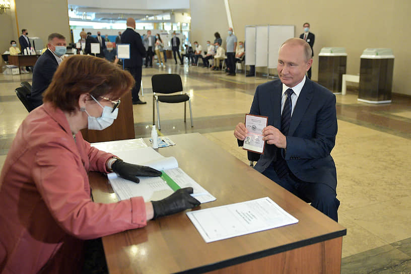 Президент России Владимир Путин во время голосования 