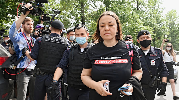 Ивану Сафронову подставили грудь и спину