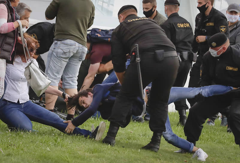 В Минске протестующие собирались у магазинов и имитировали очереди, но когда людей в них стало слишком много, начались задержания 