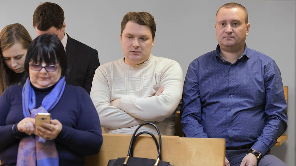Руководитель полетов аэропорта «Внуково» Роман Дунаев,  диспетчер-инструктор аэропорта «Внуково» Александр Круглов и диспетчер аэропорта «Внуково» Надежда Архипова во время заседания суда 