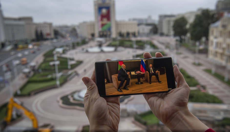 Площадь Независимости во время встречи Владимира Путина и Александра Лукашенко жила обычной жизнью. То есть с нее забирали людей 