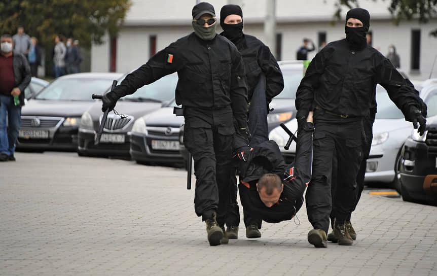 Из черных микроавтобусов выскочили десятка два силовиков в бронежилетах и черных балаклавах. Они хватали идущих по тротуару мужчин и тащили в темноту автобусов 