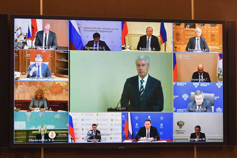 Выступая на онлайн-заседании президиума Госсовета, мэр Москвы Сергей Собянин (в центре) говорил о способах лучшей реализации нацпроектов — в частности, он предложил ввести мораторий на новые требования к строительной сфере  