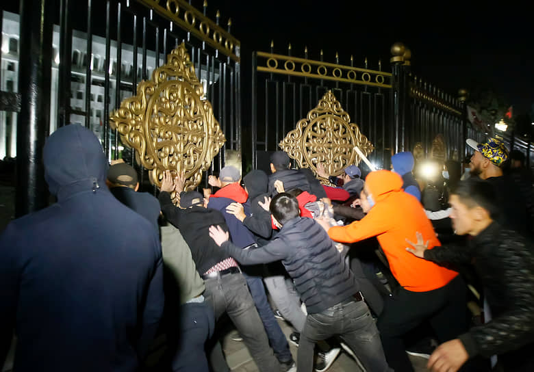 Как уже было в 2005 и 2010 годах, протестующие штурмом взяли Белый дом