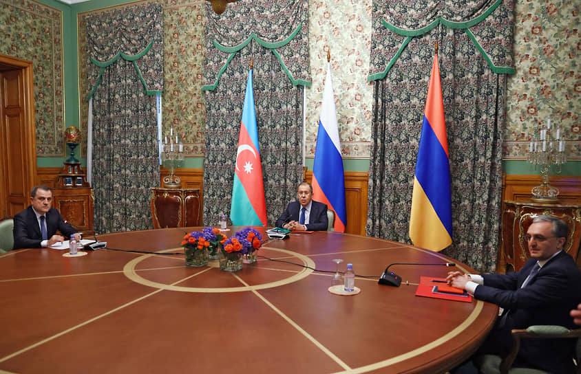 Министр иностранных дел Азербайджана Джейхун Байрамов, министр иностранных дел России Сергей Лавров и министр иностранных дел Армении Зограб Мнацаканян во время переговоров