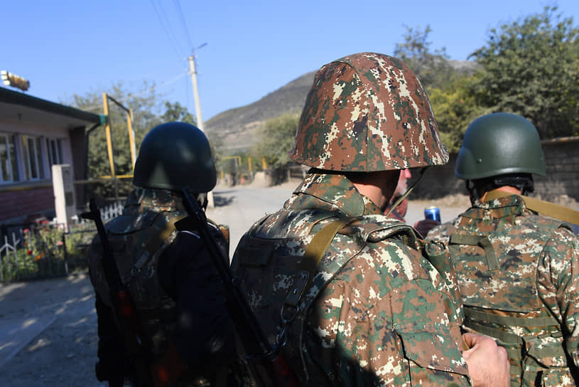 Военнослужащие во время патрулирования 