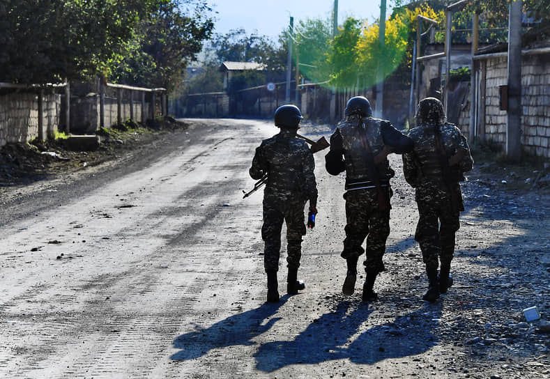 Военнослужащие во время патрулирования 