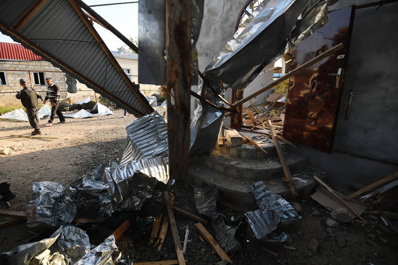 Последствия ракетного обстрела поселка 