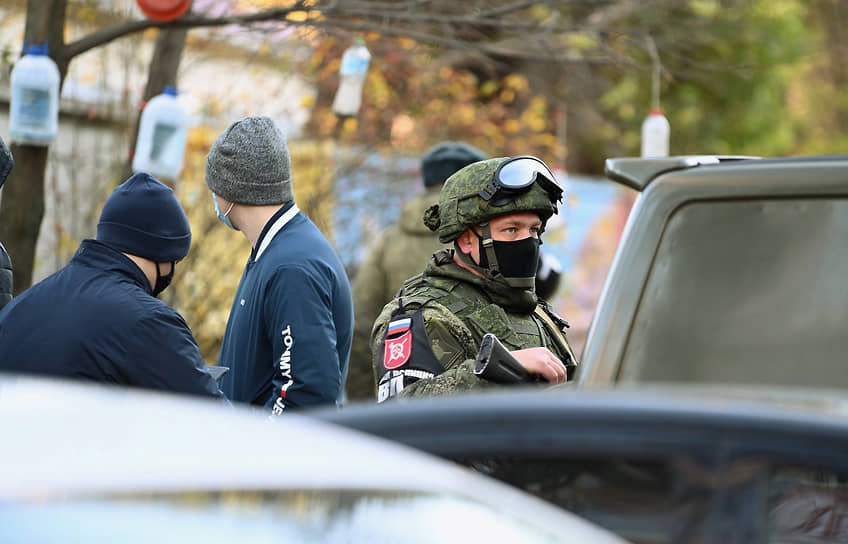 Сотрудники военной полиции во дворе дома солдата-срочника Антона Макарова
