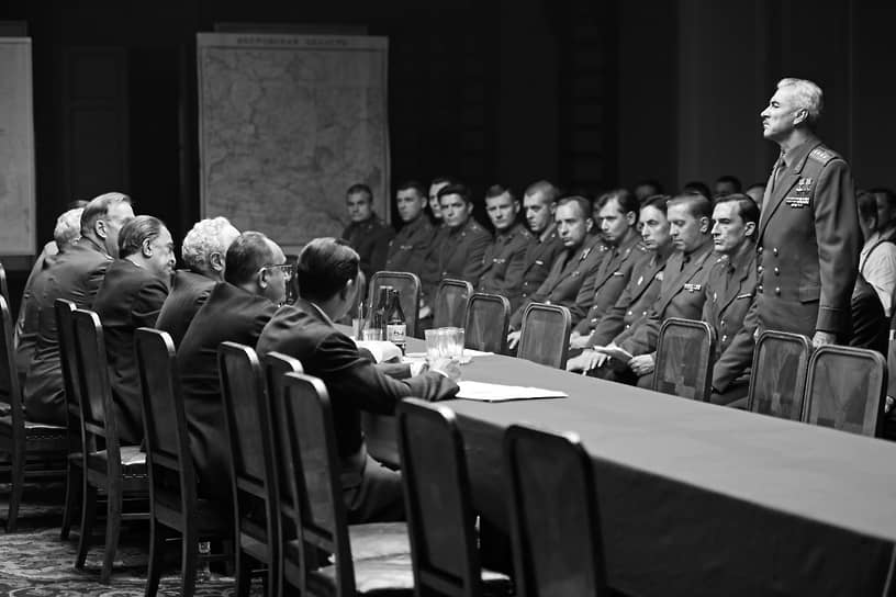 По своему эстетическому решению черно-белый фильм обманчивым образом отсылает к классике советского кино