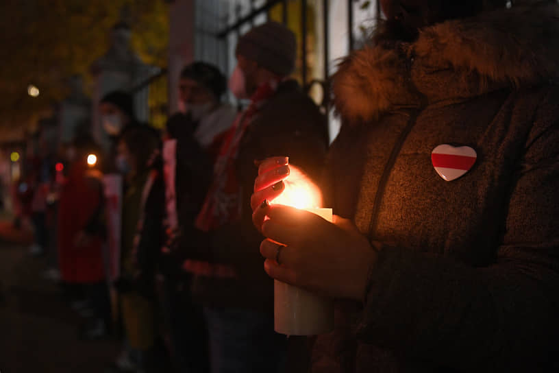 Участники акции в память о погибшем 12 ноября активисте Романе Бондаренко, прошедшей у посольства Белоруссии в Москве