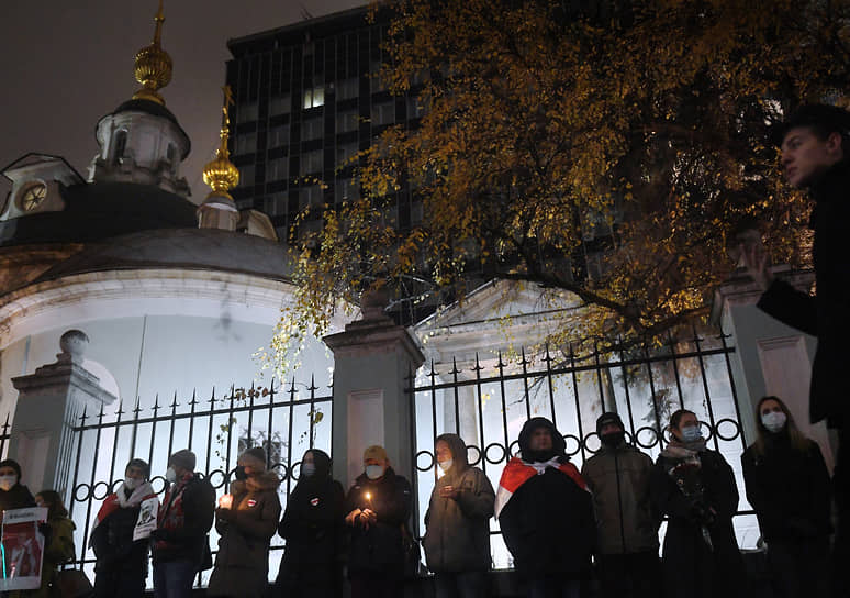 Участники акции в память о погибшем 12 ноября активисте Романе Бондаренко, прошедшей у посольства Белоруссии в Москве