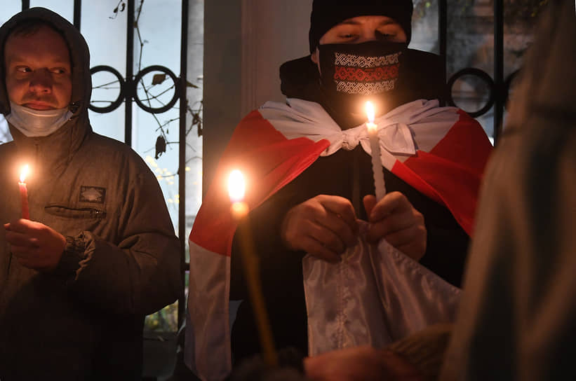 Участники акции в память о погибшем 12 ноября активисте Романе Бондаренко, прошедшей у посольства Белоруссии в Москве