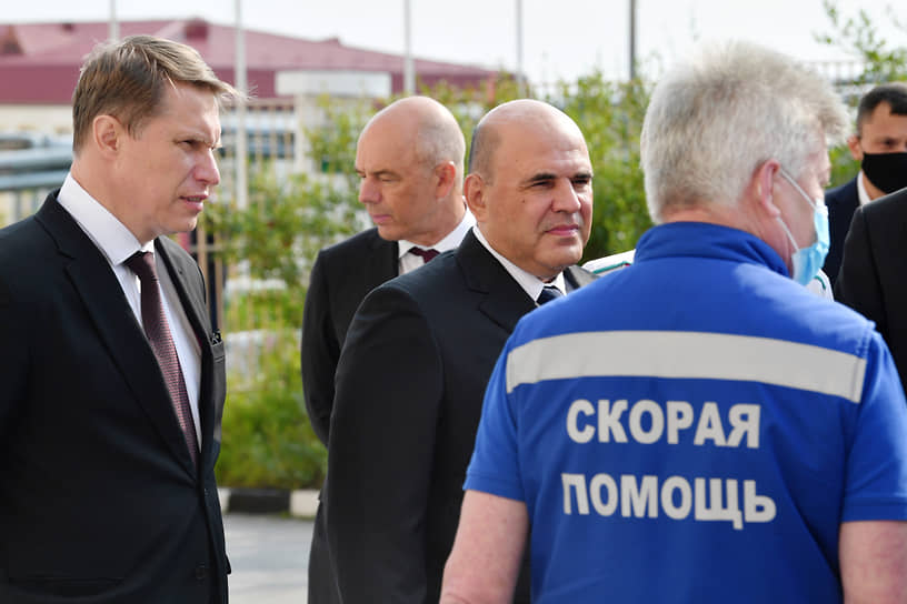 Премьер-министр Михаил Мишустин (в центре) расписал главе Минздрава Михаилу Мурашко (слева) и его коллегам пятилетний план выполнения увязанной с нацпроектами «Стратегии развития здравоохранения»  