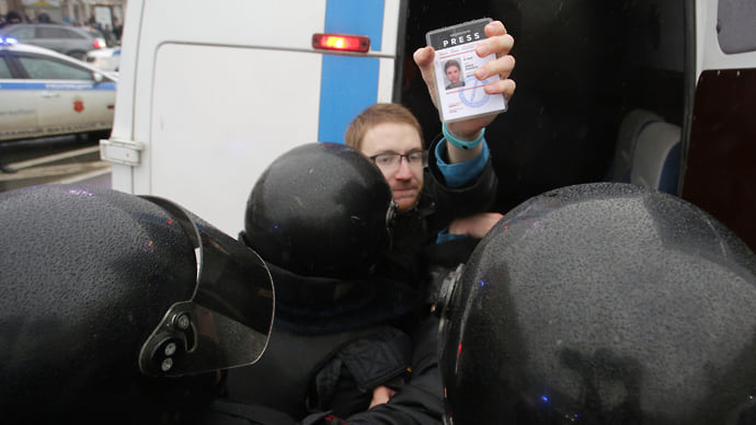 Митинги ограничили в первом чтении
