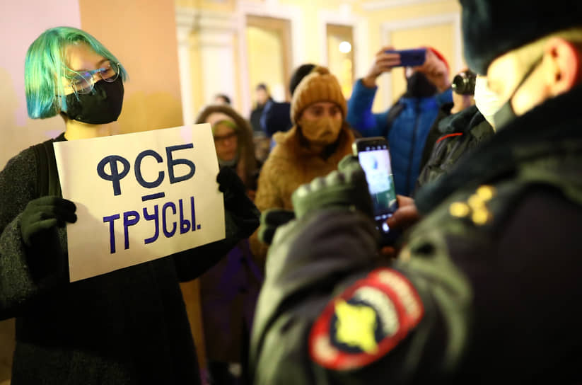 Участники акции в поддержку требования открыть уголовное дело по факту предполагаемого отравления политика Алексея Навального