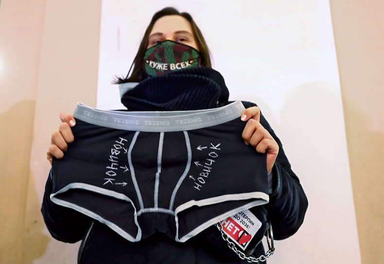 Участники акции в поддержку требования открыть уголовное дело по факту предполагаемого отравления политика Алексея Навального