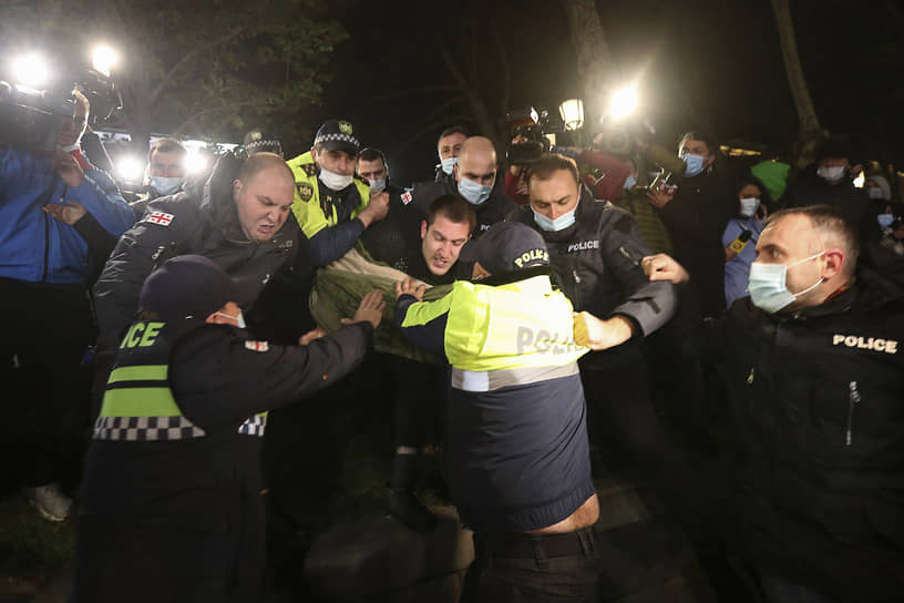 Полицейские задерживают мужчину во время митинга против результатов парламентских выборов в Грузии 