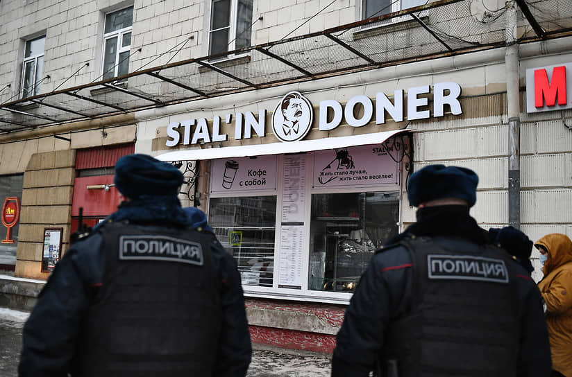 Кафе Stal'in Doner, временно закрытое после проверки сотрудниками полиции