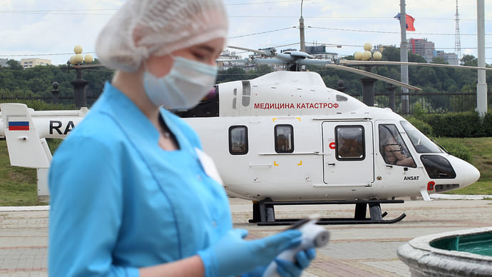 На вертолетах поставили красный крест