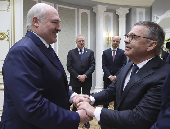 После встреч с президентом Белоруссии Александром Лукашенко глава Международной федерации хоккея Рене Фазель столкнулся с волной критики в свой адрес