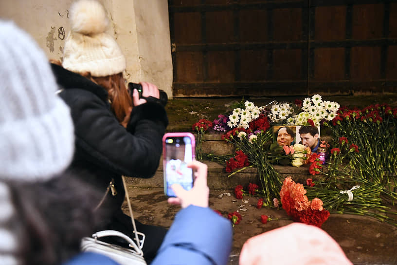Временный мемориал в память о Маркелове и Бабуровой