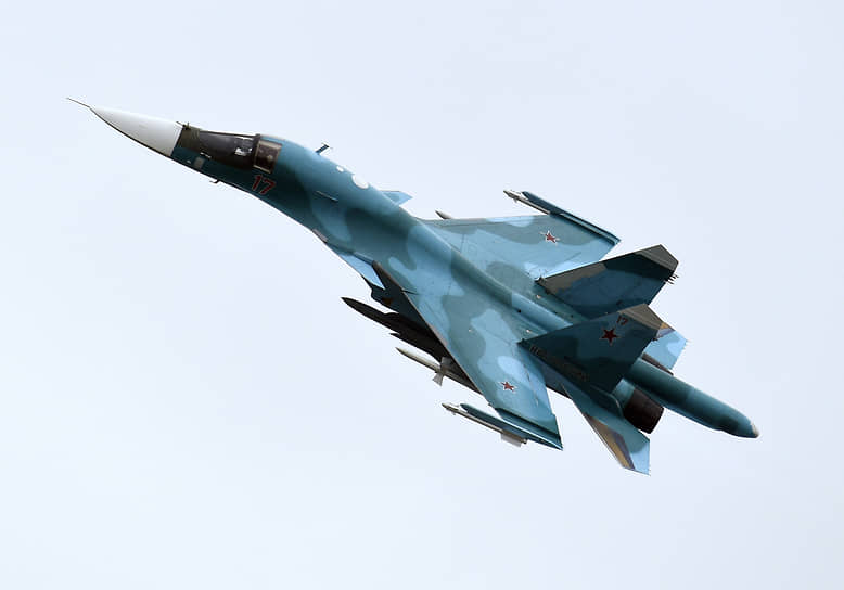 Российский многофункциональный истребитель-бомбардировщик Су-34 