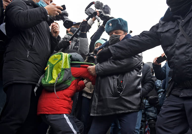 В рамках возбужденного уголовного дела следователи пытаются выяснить, что же привело подростков на митинг 