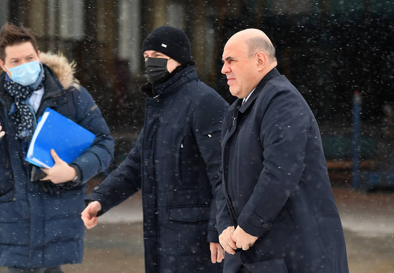 Председатель правительства Михаил Мишустин (справа)