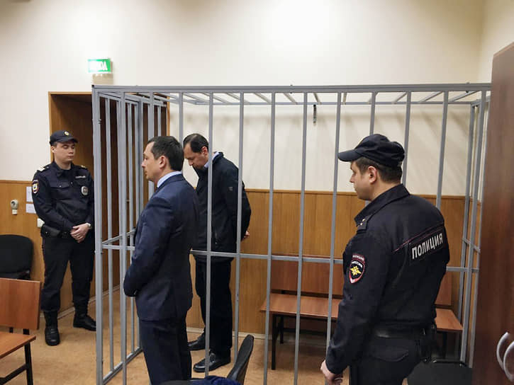 Бывший заместитель начальника Следственного департамента МВД России Александр Бирюков (второй справа)