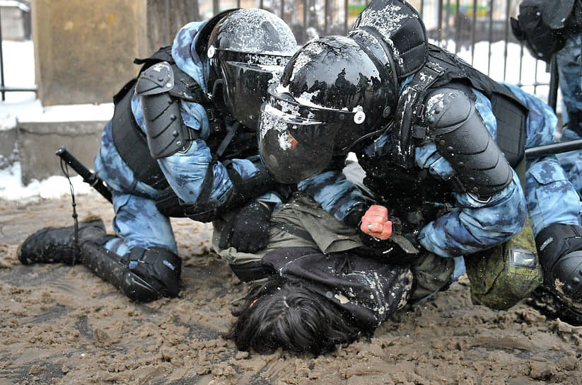 Хотя взаимная агрессия полицейских и протестующих в Москве в этот раз была ниже, чем неделю назад, некоторым задержанным досталось всерьез 