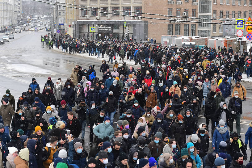 Хотя полиция не давала протестующим соединиться, время от времени они собирались во внушительные колонны, однако оценить их общую численность почти невозможно 