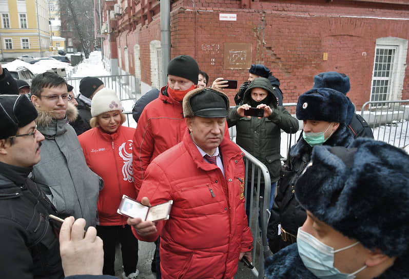 Акция «За честные и чистые выборы» у здания Мосгоризбиркома. Первый заместитель председателя комитета Госдумы (ГД) по делам национальностей Валерий Рашкин (в центре), лидер движения «Надежда России» Нина Останина (третья слева) и член комитета ГД по федеративному устройству и вопросам местного самоуправления Денис Парфенов (четвертый слева) 