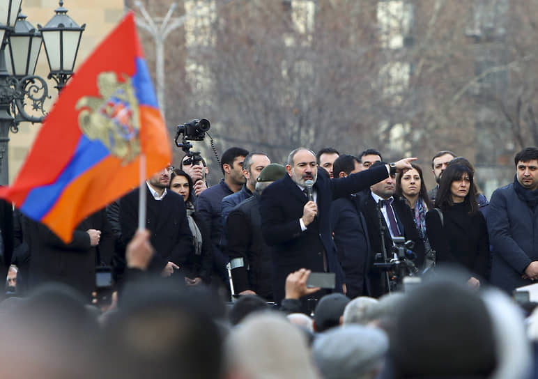 Митинг сторонников Никола Пашиняна оказался почти вдвое более многочисленным, чем акция его противников, и армянский премьер поспешил заявить о своей победе в уличном противостоянии 