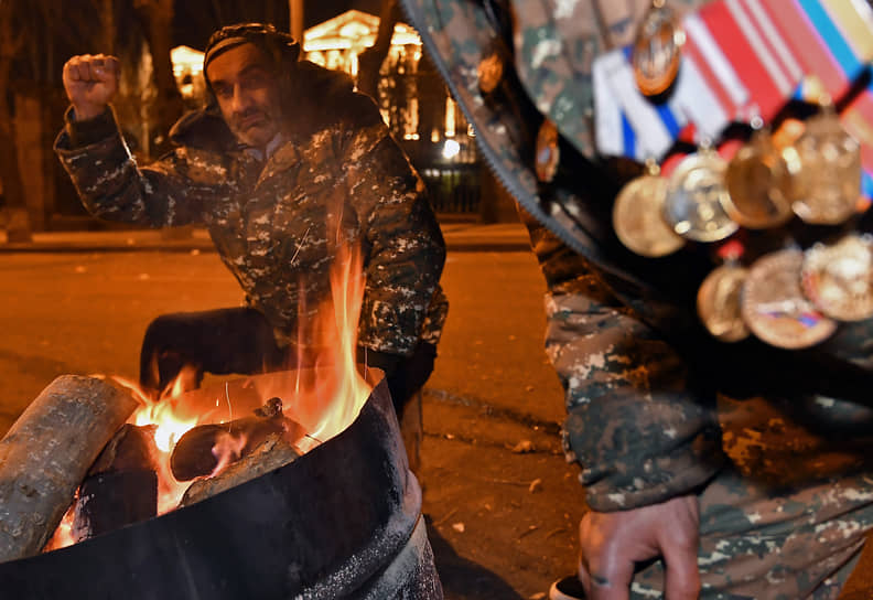 Оппозиционные активисты в палаточном лагере в Ереване