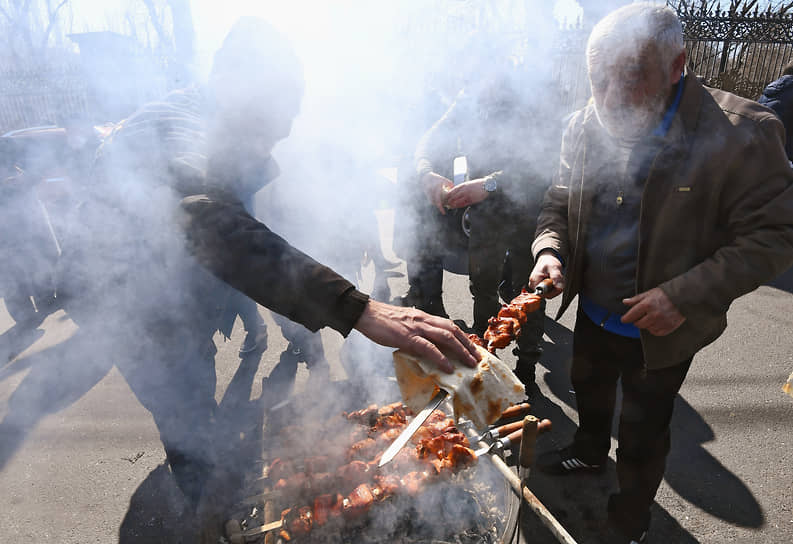 Участники митинга оппозиции у здания Национальной академии наук в Еревaне