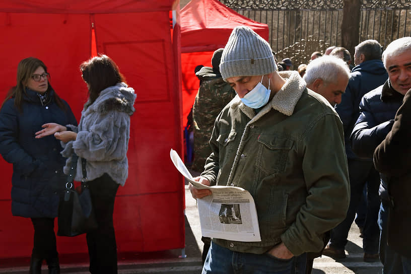 Участники митинга оппозиции у здания Национальной академии наук в Еревaне