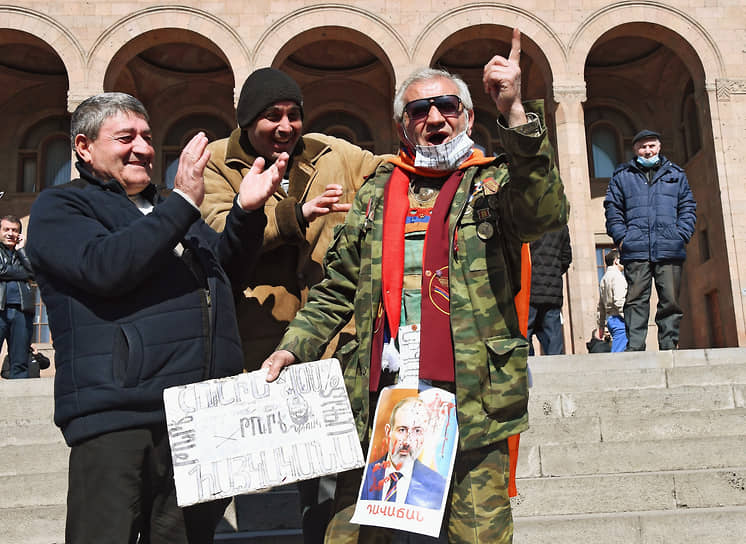 Участники митинга оппозиции у здания Парламента