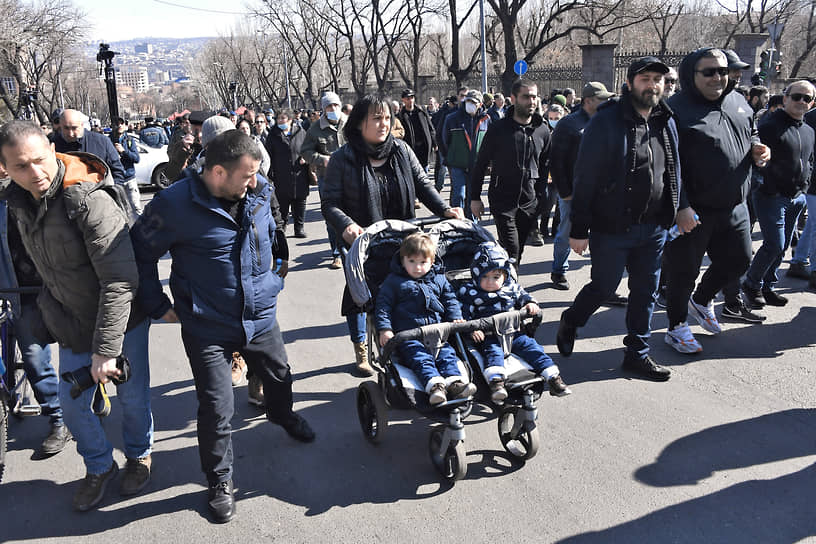 Участники митинга оппозиции в центре Еревана