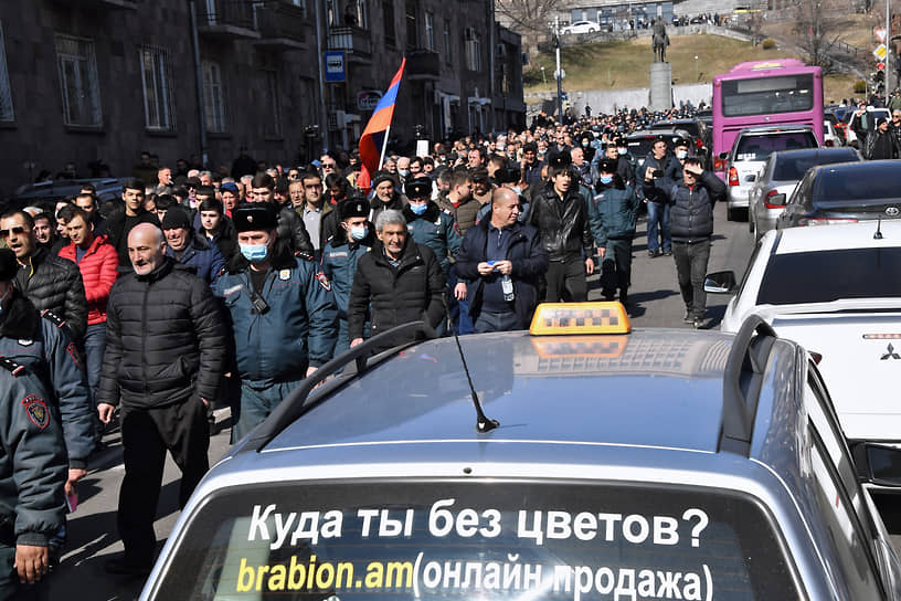 Участники митинга оппозиции и сотрудники правоохранительных органов