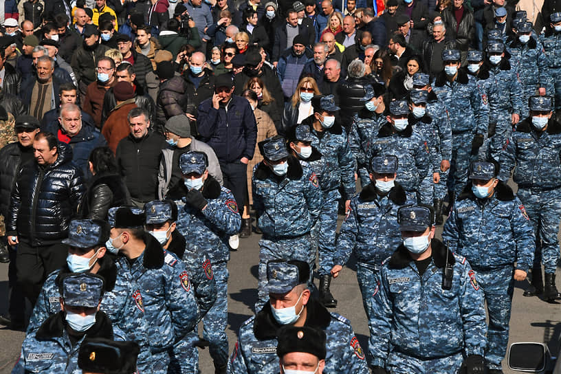 Участники митинга оппозиции и сотрудники правоохранительных органов